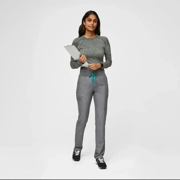 Figs Scrub Set Yola™ Skinny Scrub Pants 2.0 grey And Catrina Three Pocket Top - Picture 1 of 15
